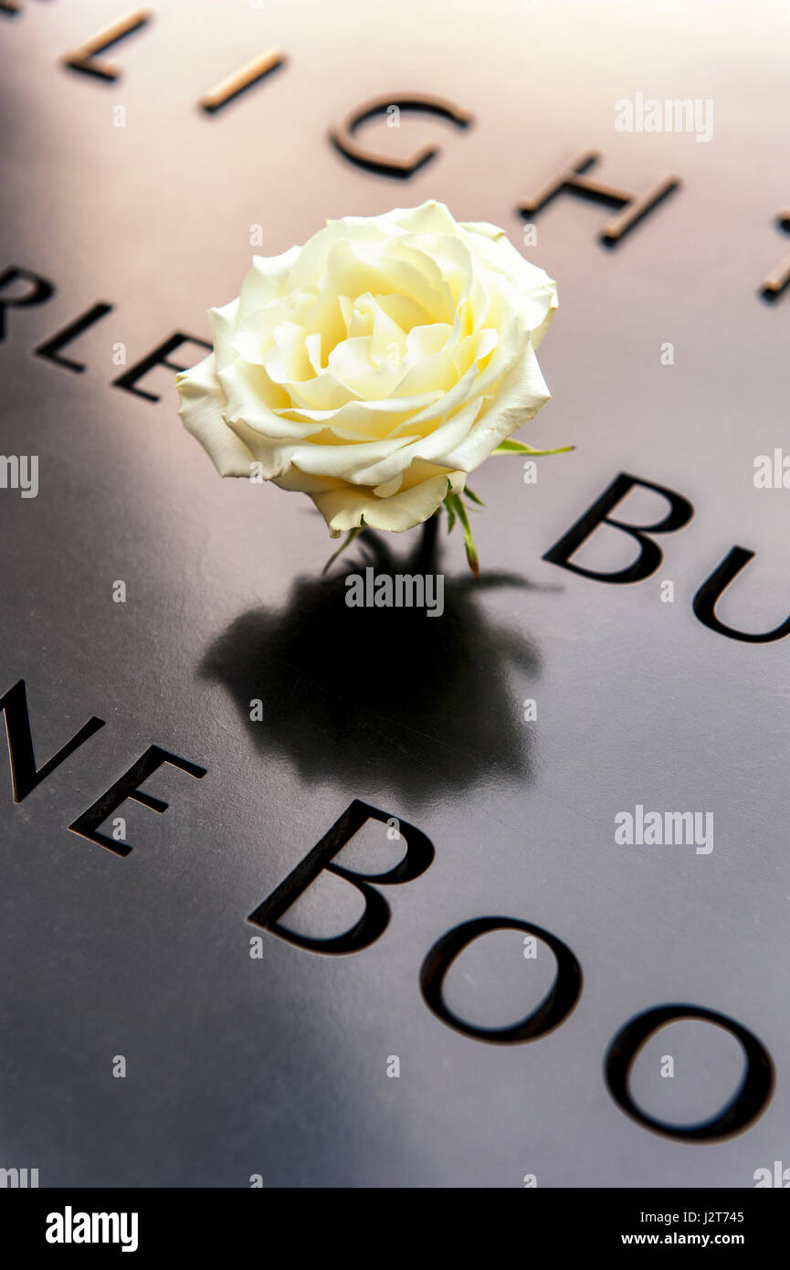 NEW YORK CITY - SEPTEMBER 12: New York 9/11 Memorial am World Trade Center Ground Zero gesehen am 12. September 2013. Das Denkmal wurde am 10. eingeweiht. Stockfoto