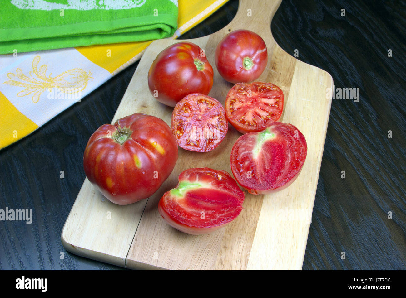 Bio rote Tomaten - GVO-Lebensmittel aus einem kultivierten Feld in der Toskana, Italien - Studio Foto-Shooting auf einem Holzbrett gefangen Stockfoto