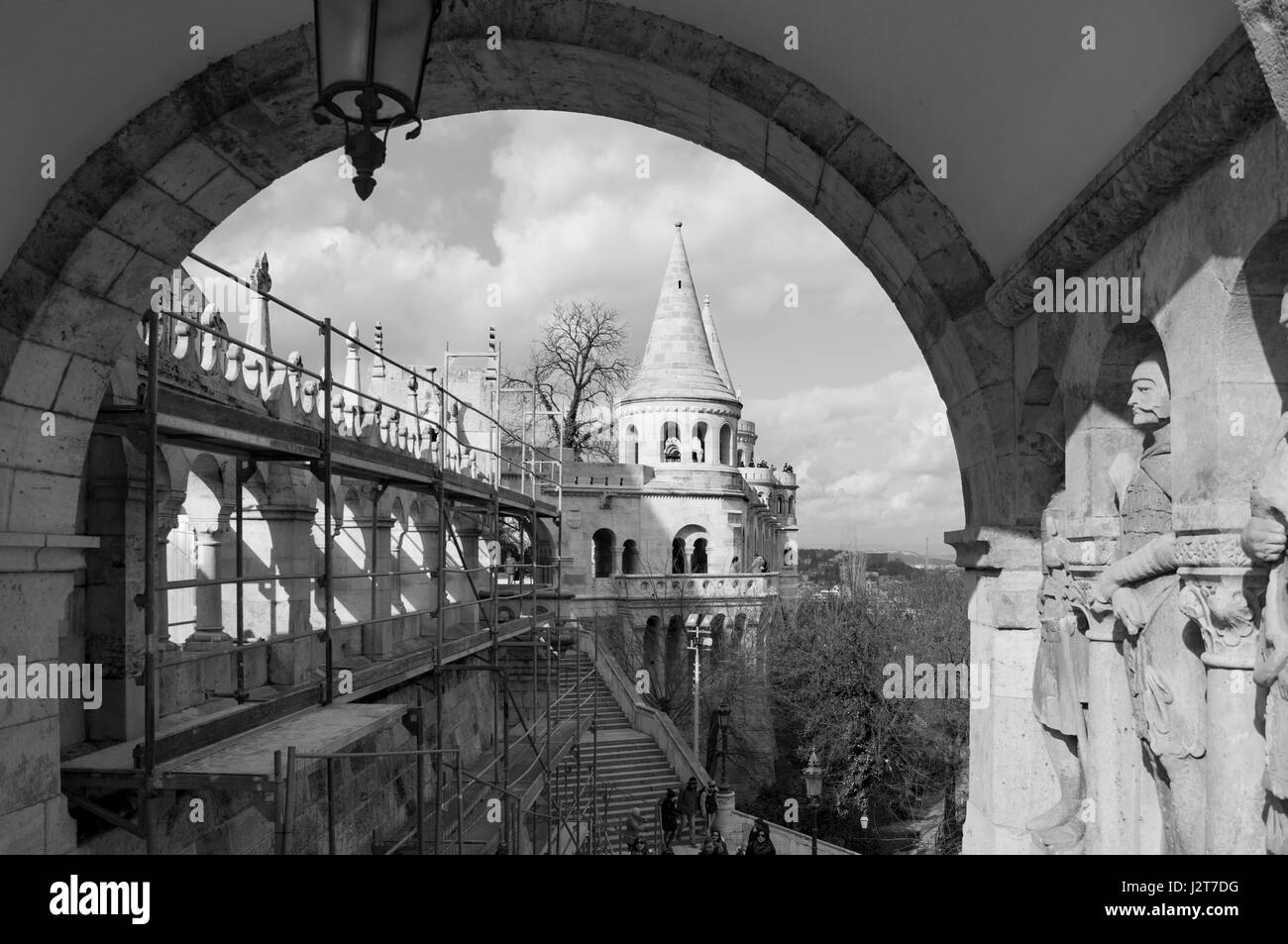 BUDAPEST, Ungarn - 20. Februar 2016: Fischers Schloss ist eine Terrasse im Neo-Gotik und Neo-romanischen Stil am Budaer Ufer der Donau gelegen Stockfoto