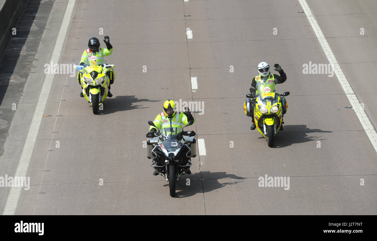 WINKEN MOTORRADFAHRER TRAGEN WARNSCHUTZ KLEIDUNG AUF M54 AUTOBAHN WIEDER SEIN SICHER GESEHEN MOTORRÄDER FREUNDLICH SICHERHEITSCLUB REITEN IN GRUPPEN FAHRER Stockfoto