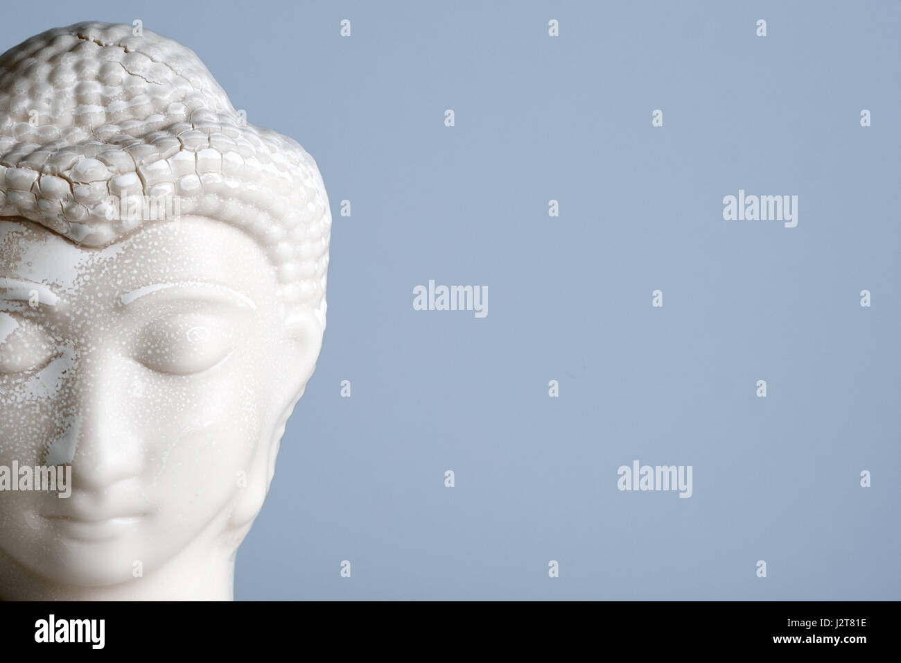 Buddha Gesicht. Buddha-Statue aus weißem Marmor mit freiem Speicherplatz für Text. Konzept von Frieden, Ruhe und Beschaulichkeit. Buddhistische Artefakt für Zen Stil Inneneinrichtung. Stockfoto