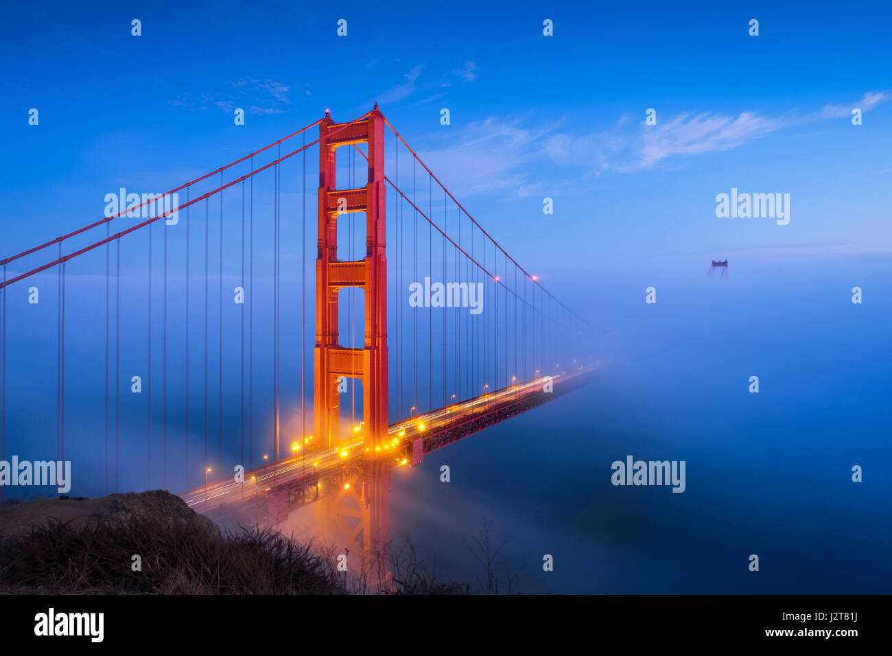 Golden Gate-Brücke in der Mitte des Nebels Stockfoto