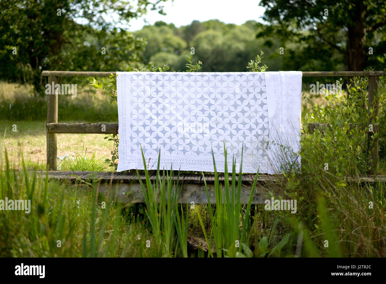 Weißen Tisch Tuch/Wurf draußen im wind Stockfoto