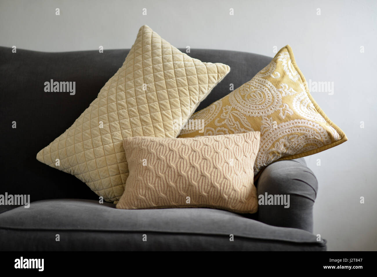 Strukturierte Kissen auf der couch Stockfoto