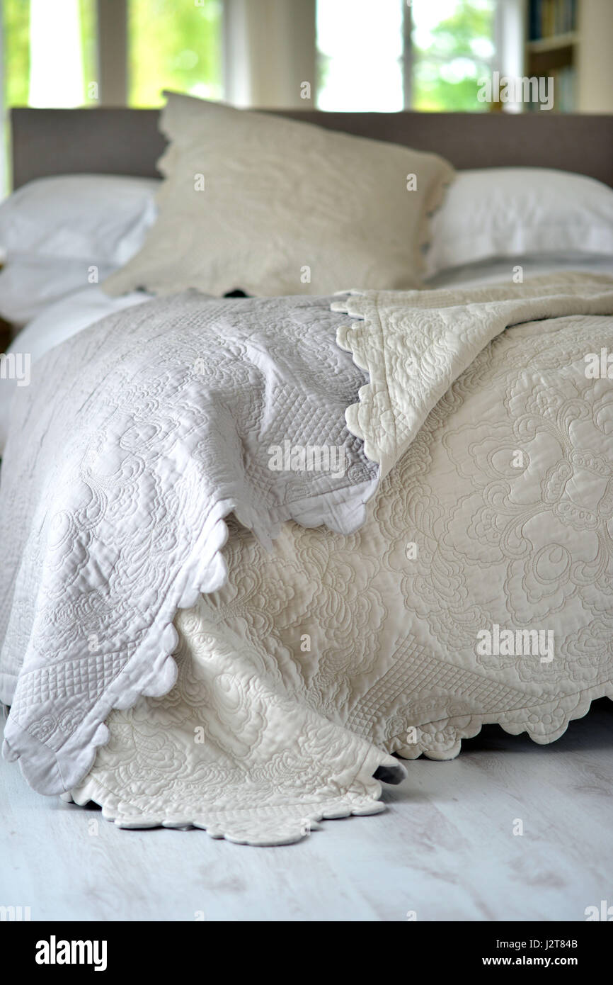 Luxus Tagesdecke auf ungemachten Bett Stockfotografie - Alamy
