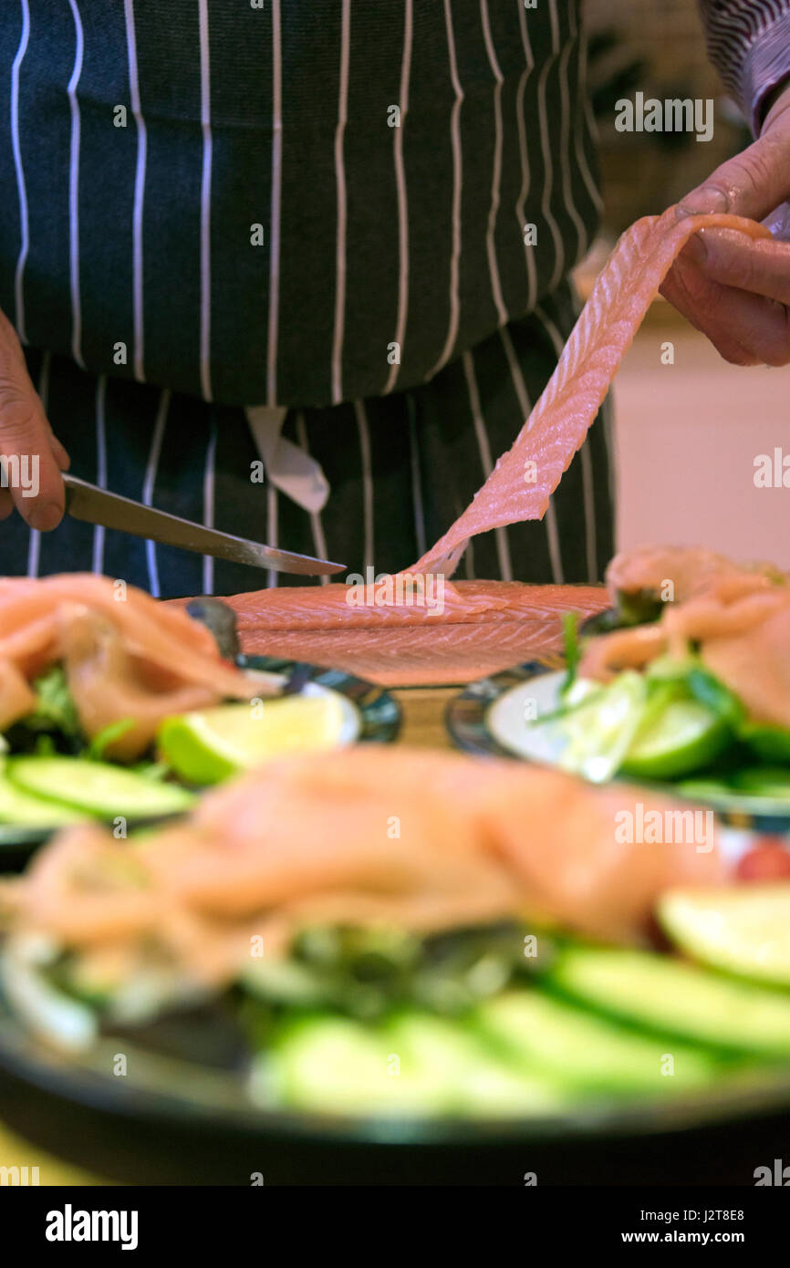 Vertikale Ansicht von geräuchertem Lachs wird vergoldet für eine Vorspeise. Stockfoto