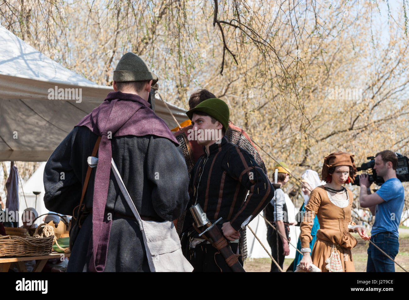 Moskau, Russland. 30. April 2017. Mittelalterfest und International Saint George Speer laufen nehmen Sie Platz im Kolomenskoe Park. Turnier ist voll kommerzielle Veranstaltung versteckt hinter den Mauern und Zäunen der Tilt-Werft, Mittelalterfest ist für die breite Öffentlichkeit. Eine Menge Spaß für Erwachsene und Kinder. Nicht identifizierte junge Menschen in einer mittelalterlichen und neuzeitlichen Dressing im mittelalterlichen Lager. Mischung aus Zeiten, Klezmerensembles, Waffen und Gadgets. Bildnachweis: Alex Bilder - Moskau/Alamy Live-News Stockfoto