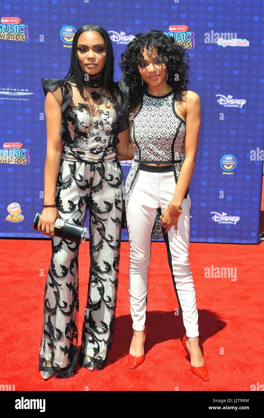 Los Angeles, CA, USA. 29. April 2017. China Anne McClain, Lauryn McClain im Ankunftsbereich für Radio Disney Music Awards - Ankünfte, Microsoft Theater, Los Angeles, CA 29. April 2017. Bildnachweis: Dee Cercone/Everett Collection/Alamy Live-Nachrichten Stockfoto