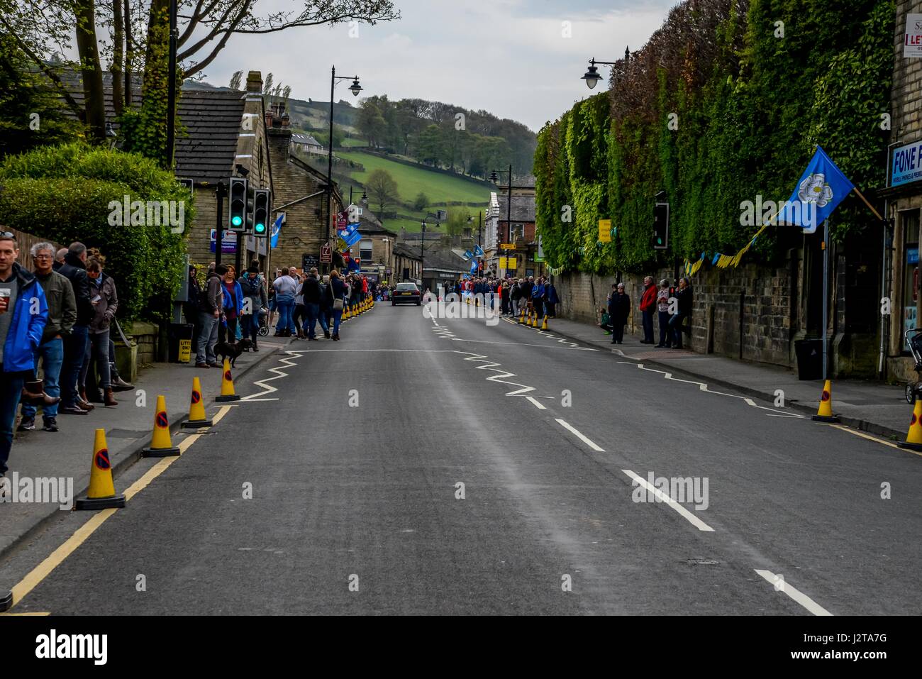 Holmfirth, England. 30. April 2017. der Kundenansturm in Holmfirth, Tour De Yorkshire zu sehen. Carl Dickinson/Alamy Live-Nachrichten Stockfoto