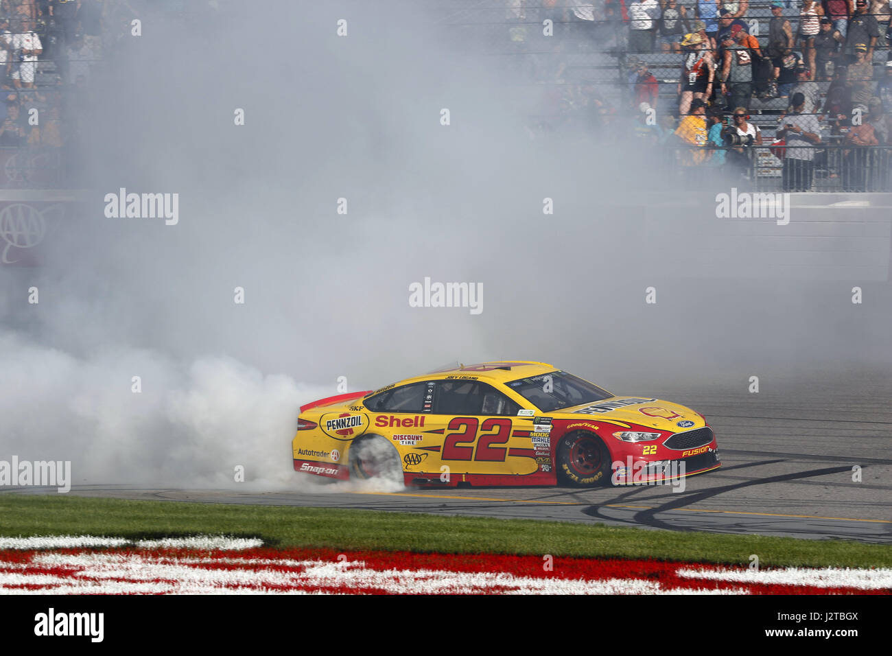 Richmond, Virginia, USA. 30. April 2017. 30. April 2017 - Richmond, Virginia, USA: Joey Logano (22) führt einen Burnout nach dem Gewinn der Toyota-Besitzer-400 auf Richmond International Speedway in Richmond, Virginia. Bildnachweis: Chris Owens Asp Inc/ASP/ZUMA Draht/Alamy Live-Nachrichten Stockfoto