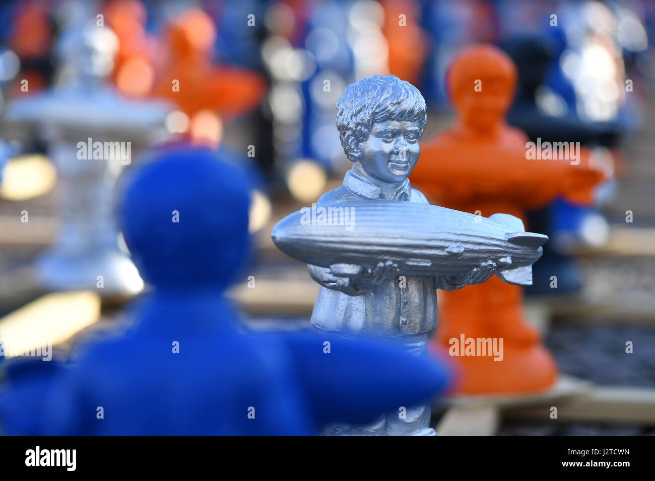 Friedrichshafen, Deutschland. 29. April 2017. 300 Mini-Figuren von Konzeptkünstler Ottmar Hoerl vor dem Zeppelin Museum in Friedrichshafen, Deutschland, 29. April 2017. In Erinnerung an den 100. Jahrestag des Todes von Luftfahrt-Pionier Ferdinand Graf von Zeppelin wurden die Zahlen auf den Hafen von Friedrichshafen am Bodensee über rund 200 Quadratmeter großen platziert. Foto: Felix Kästle/Dpa/Alamy Live News Stockfoto