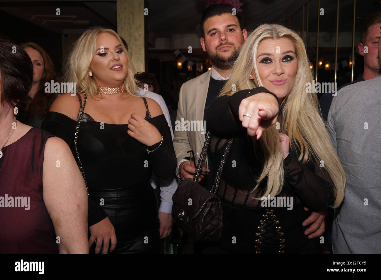 Zucker-Hütte, England, UK. 30. April 2017. Charley 2 Schuhe, Danielle Bird besuchen die Realität TV Hochzeitspaar Karen & Peter Party im Sugar Hut, Brentwood, Essex, England. per Kreditkarte: siehe Li/Alamy Live News Stockfoto