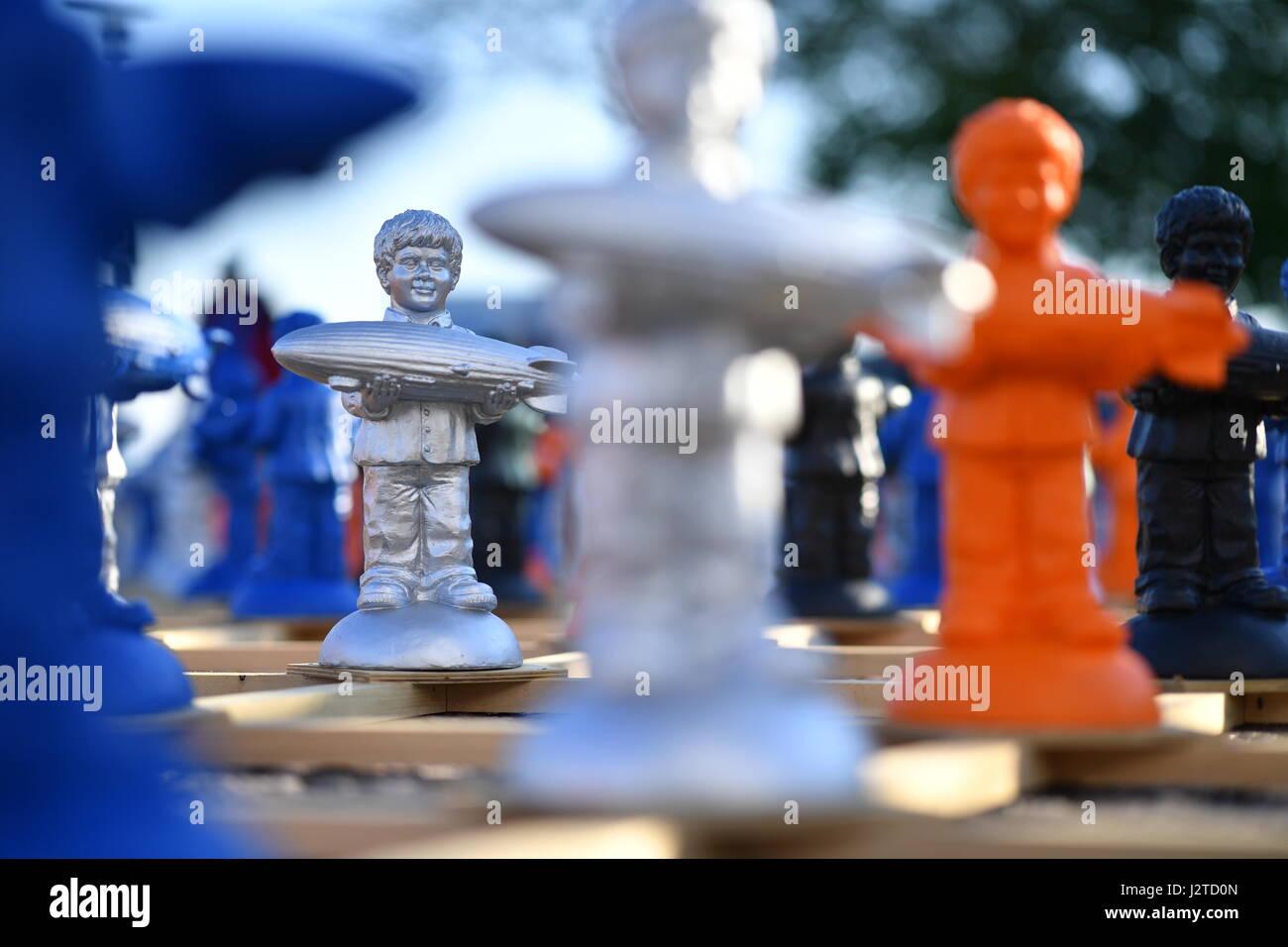 Friedrichshafen, Deutschland. 29. April 2017. 300 Mini-Figuren von Konzeptkünstler Ottmar Hoerl vor dem Zeppelin Museum in Friedrichshafen, Deutschland, 29. April 2017. In Erinnerung an den 100. Jahrestag des Todes von Luftfahrt-Pionier Ferdinand Graf von Zeppelin wurden die Zahlen auf den Hafen von Friedrichshafen am Bodensee über rund 200 Quadratmeter großen platziert. Foto: Felix Kästle/Dpa/Alamy Live News Stockfoto