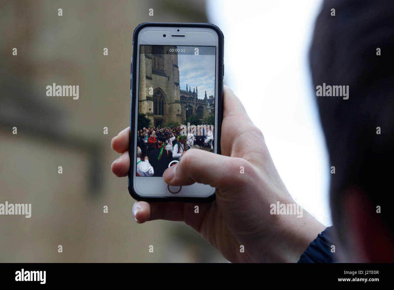 Oxford, UK. 1. Mai 2017. Neue Technologie zeichnet die heidnischen Traditionen von morgen im Mai gefeiert in Oxford. Massen feiern Morgen im Mai in Oxford durch die Beobachtung des Morris Männer Tanzes vor der Universitätskirche. Morgen im Mai wird traditionell in Oxford mit einem Chor singen von der Spitze des Magdalen College Turm nach dem werden die Massen durch die Straßen von Morris Männer gefeiert, die an verschiedenen Standorten in der ganzen Stadt durchführen. Bildnachweis: Jill Walker/Alamy Live-Nachrichten Stockfoto