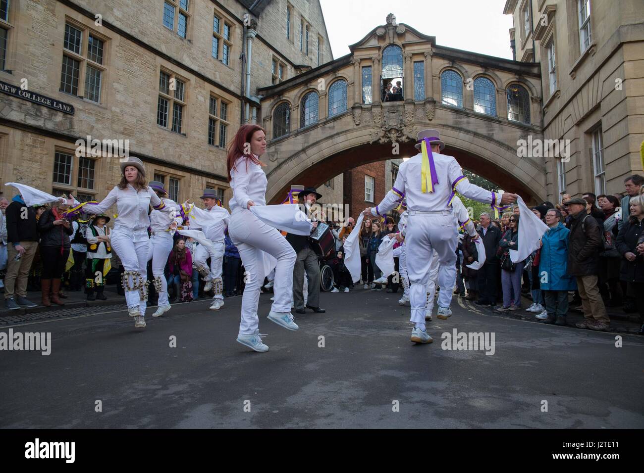 Oxford, UK. Mai, 2017. kann morgen in Oxford bringt Morris Dancers, Studenten und Hunderte von partygängern zu den jungen Chor auf magdalen Bridge zu hören. Mayday feiern. Credit: Pete lusabia/alamy leben Nachrichten Stockfoto