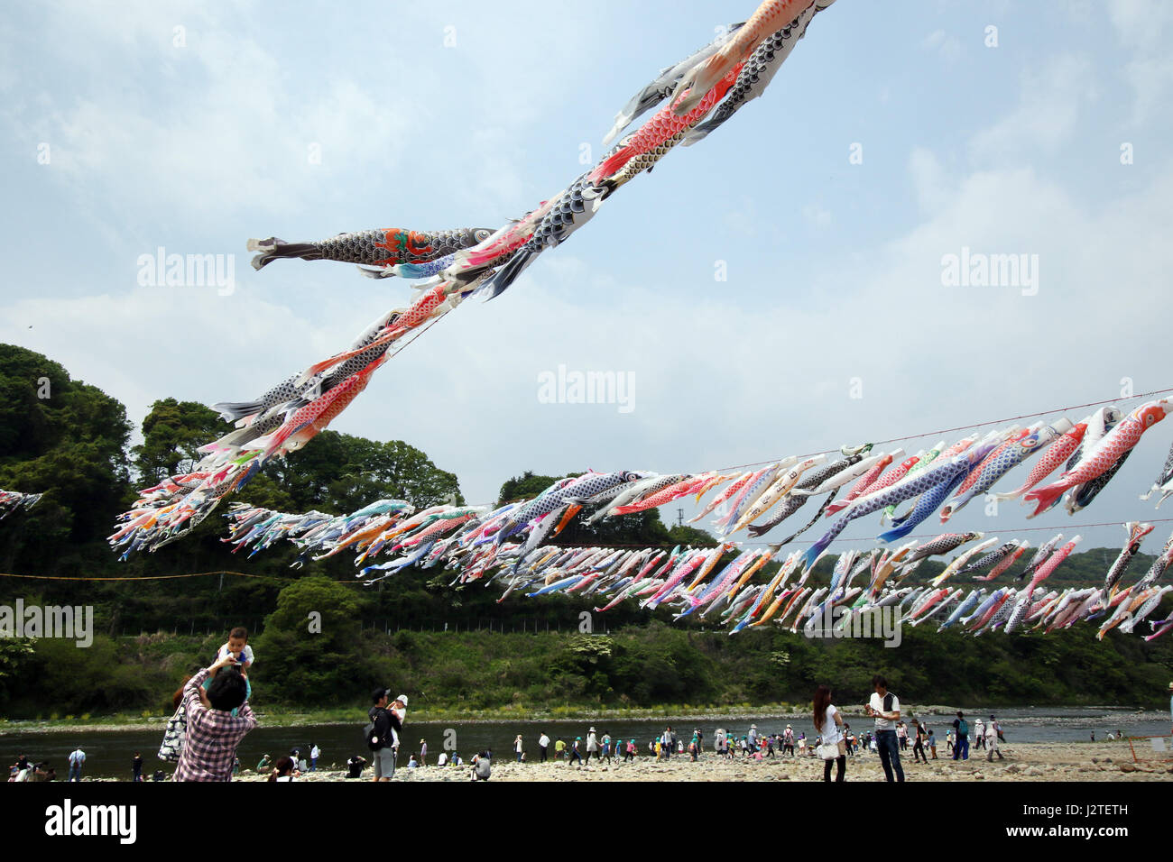 Sagamihara, Japan. 1. Mai 2017. Einige 1.200 bunten Karpfen Streamer fliegen über den Sagami-Fluss in Sagamihara Stadt, Vorstadt Tokyo auf Montag, 1. Mai 2017. Koinobori oder Karpfen Streamer werden angezeigt für Mai 5 junge Festival in Japan, die Wünsche der Eltern für Jungen so stark wie der Karpfen aufwachsen zu reflektieren. Kredite: Yoshio Tsunoda/AFLO/Alamy Live-Nachrichten Stockfoto