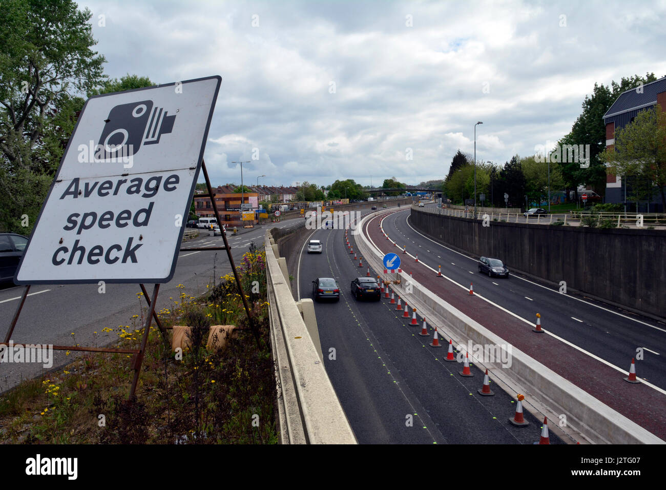 Bristol, UK. 1. Mai 2017. M32 Bristol Autobahn. Neu installierte leuchtend gelb, die durchschnittliche Geschwindigkeitskameras 6000 Autofahrer in nur 15 Tagen nach dem Einschalten gefangen haben. Installiert von Autobahnen England zusammen mit CCTV-s, mit Pannen und Störungen zu helfen. Temporäre Protect Arbeitskräfte an die 200 Millionen Pfund-Metro-Bus-Projekt arbeiten. Frist von 40 km/h. Autofahrer zwischen 12. April und 27. April gefangen. Seit den letzten Tag des 27. April sind mehr Autofahrer Schweller, erwischt zu werden monatlich auf wegen zu schnellen Fahrens... Bildnachweis: Robert Timoney/Alamy Live-Nachrichten Stockfoto