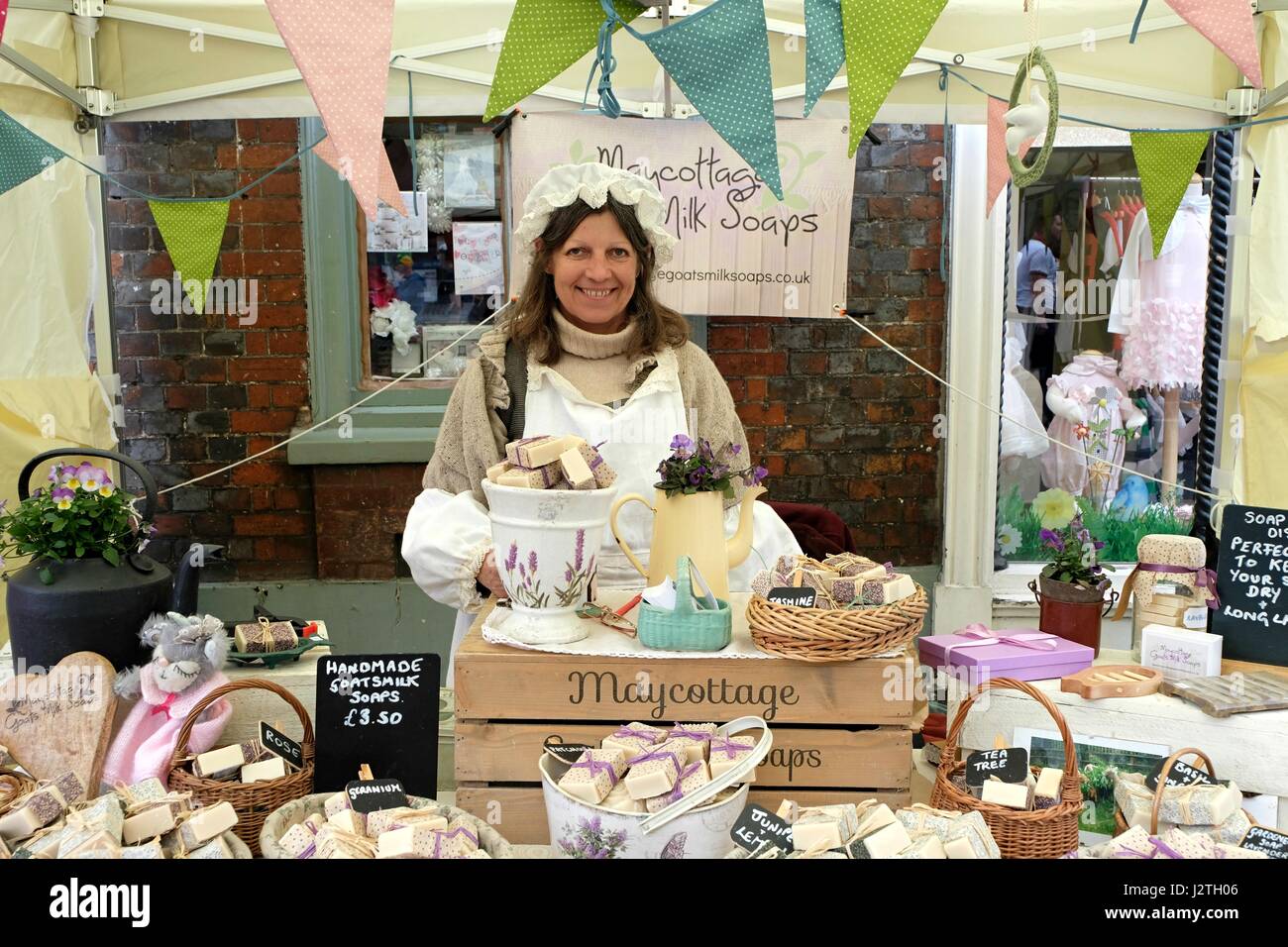 Blandford Forum, Dorset, UK. 1. Mai 2017. Menschenmengen ausweichen die Duschen in Blandford Forum Maifeiertag georgischen Fayre bis zu 30.000 Menschen, viele in georgischen Kleid die größte georgische Veranstaltung im Süden von England Kredit besuchte: Tom Corban/Alamy Live News Stockfoto
