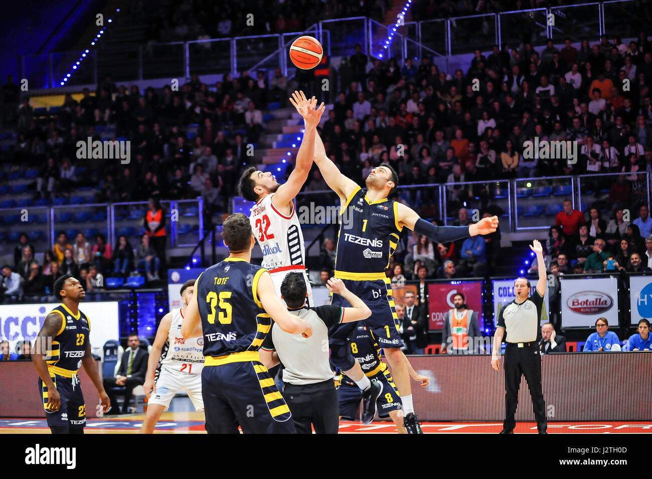 ANGELICO Biella - TEZENIS Verona erste Stage PLAY OFF 2016 / 17 Campinato Serie A2 Citroen - Race1 Endergebnis BIELLA 83 - VERONA-76-Feld: BiellaForum von Biella Credit: FABIO PETROSINO/Alamy Live News Stockfoto