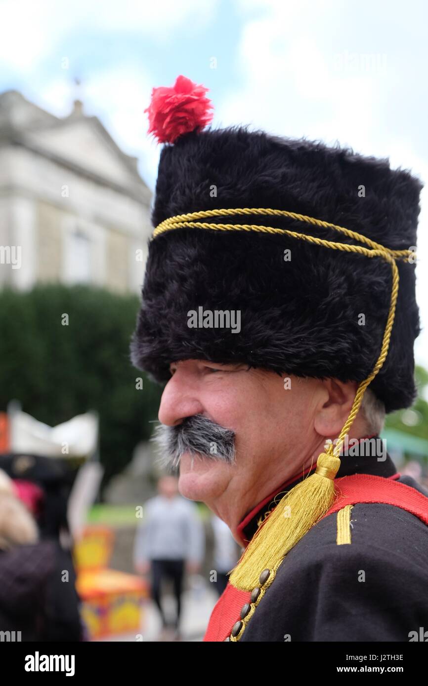 Blandford Forum, Dorset, UK. 1. Mai 2017. Menschenmengen ausweichen die Duschen in Blandford Forum Maifeiertag georgischen Fayre bis zu 30.000 Menschen, viele in georgischen Kleid die größte georgische Veranstaltung im Süden von England Kredit besuchte: Tom Corban/Alamy Live News Stockfoto