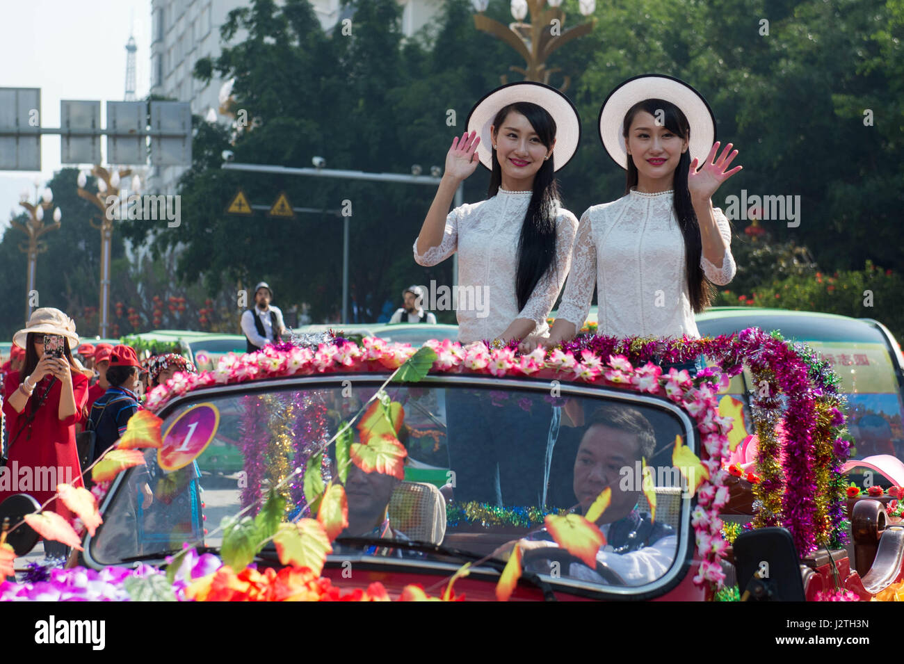 (170501)--MOJIANG, 1. Mai 2017 (Xinhua)--ein paar Zwillinge besuchen ein jährliches Festival von eigenen Mojiang, Südwesten der chinesischen Provinz Yunnan, 1. Mai 2017. Zwillinge und mehrfache Geburten aus dem in- und Ausland hier versammelt, um die drei-Tages-Festival zu feiern. Mojiang County ist in China als "das Land von Zwillingen" bekannt, weil die Grafschaft mehr als 1.000 Paare der Zwillinge hat. (Xinhua/Hu Chao) (Mcg) Stockfoto