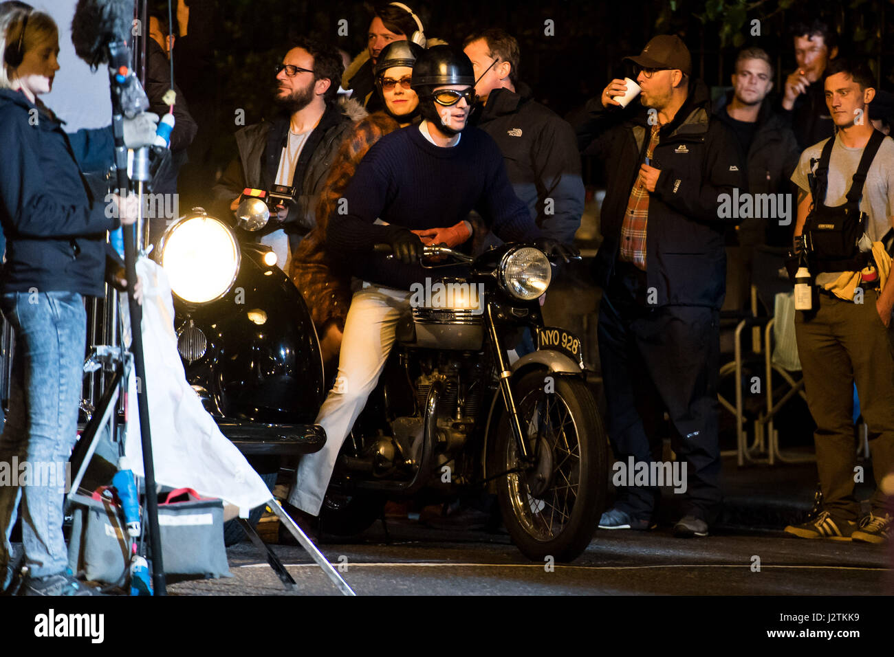 London, UK. 30. April 2017. Vanessa Kirby (Prinzessin Margaret) und Matthew Goode (Lord Snowdon) Dreharbeiten auf einem Oldtimer Motorrad Kredit: Polly Thomas/Alamy Live News Stockfoto