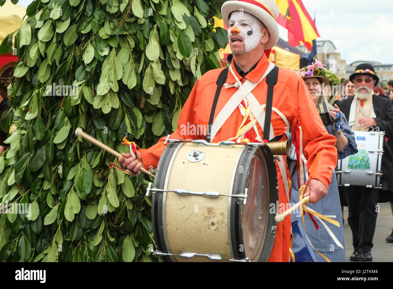 London, UK. 1. Mai 2017. Die Deptford Jack im grünen geht zwischen mehreren Pubs in Deptford und Greenwich unterhaltsam Scharen von Zuschauern täglich Mai. Kredit: Claire Doherty/Alamy Live News Stockfoto