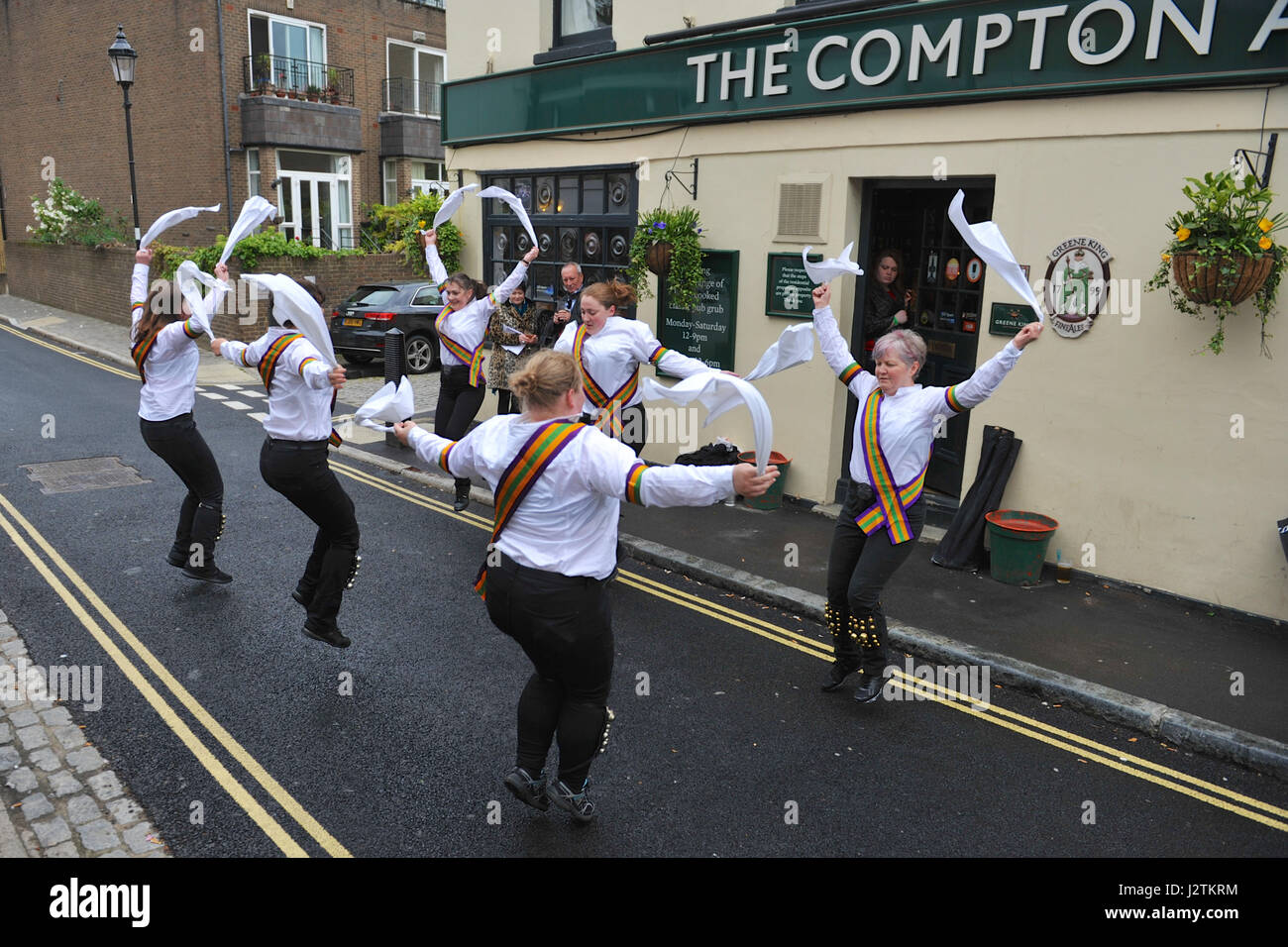 Islington, London, UK. 1. Mai 2017. An einem feuchten Tag tanzen neue Esperance Morris außerhalb der Compton Arms Pub in Islington, London, Vereinigtes Königreich, May Day zu feiern.  Dieses traditionelle Ritual am 1. Mai in ganz Großbritannien als spiegelte, versammeln Morris Dancers, um der erste Tag des Sommers durch Tanz zu feiern.  Die Tradition des Tanzens am ersten Tag des Sommers geht zurück zu vorchristlichen heidnischen Zeiten und wenn Morris tanzen eine Arbeiterklasse Tradition im späten 16. Jahrhundert wurde Maifeiertag wurde ein zentraler Bestandteil ihrer Kalender. Bildnachweis: Michael Preston/Alamy Live-Nachrichten Stockfoto