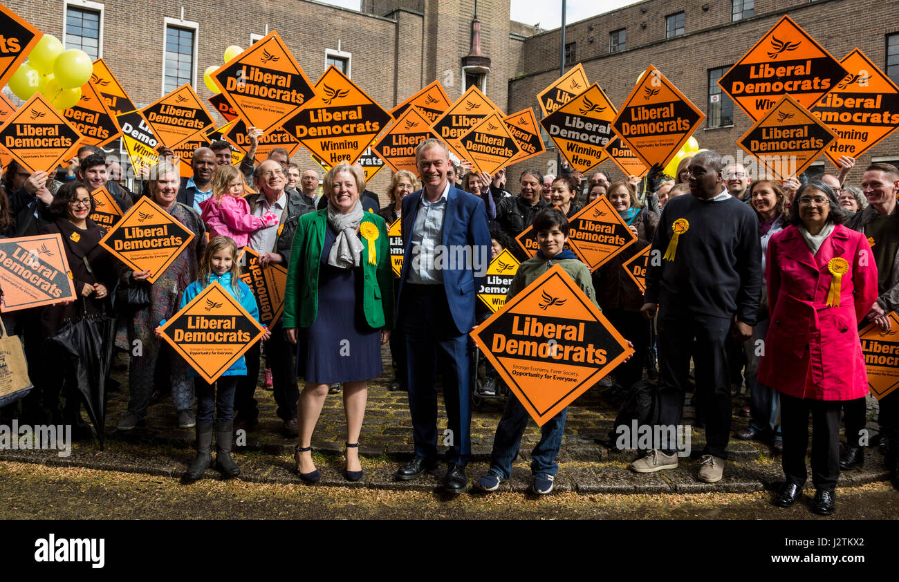 London, UK. 1. Mai 2017. Tim Farron, Führer der Liberaldemokraten ist neben North London Kandidaten für die Parlamentswahlen in Hornsey Town Hall in Crouch End Wahlkampf. Foto: Bettina Strenske/Alamy Live-Nachrichten Stockfoto