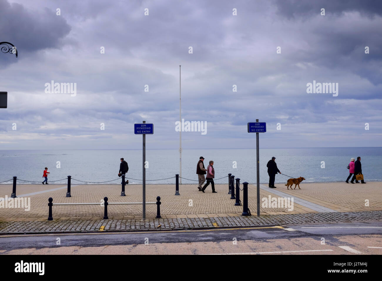 Aberystwyth, Wales, UK. Regenwolken über der Stadt am Meer von Aberystwyth versammeln sich auf Frühjahr Bank Holiday Montag Credit: Alan Hale/Alamy Live News Stockfoto