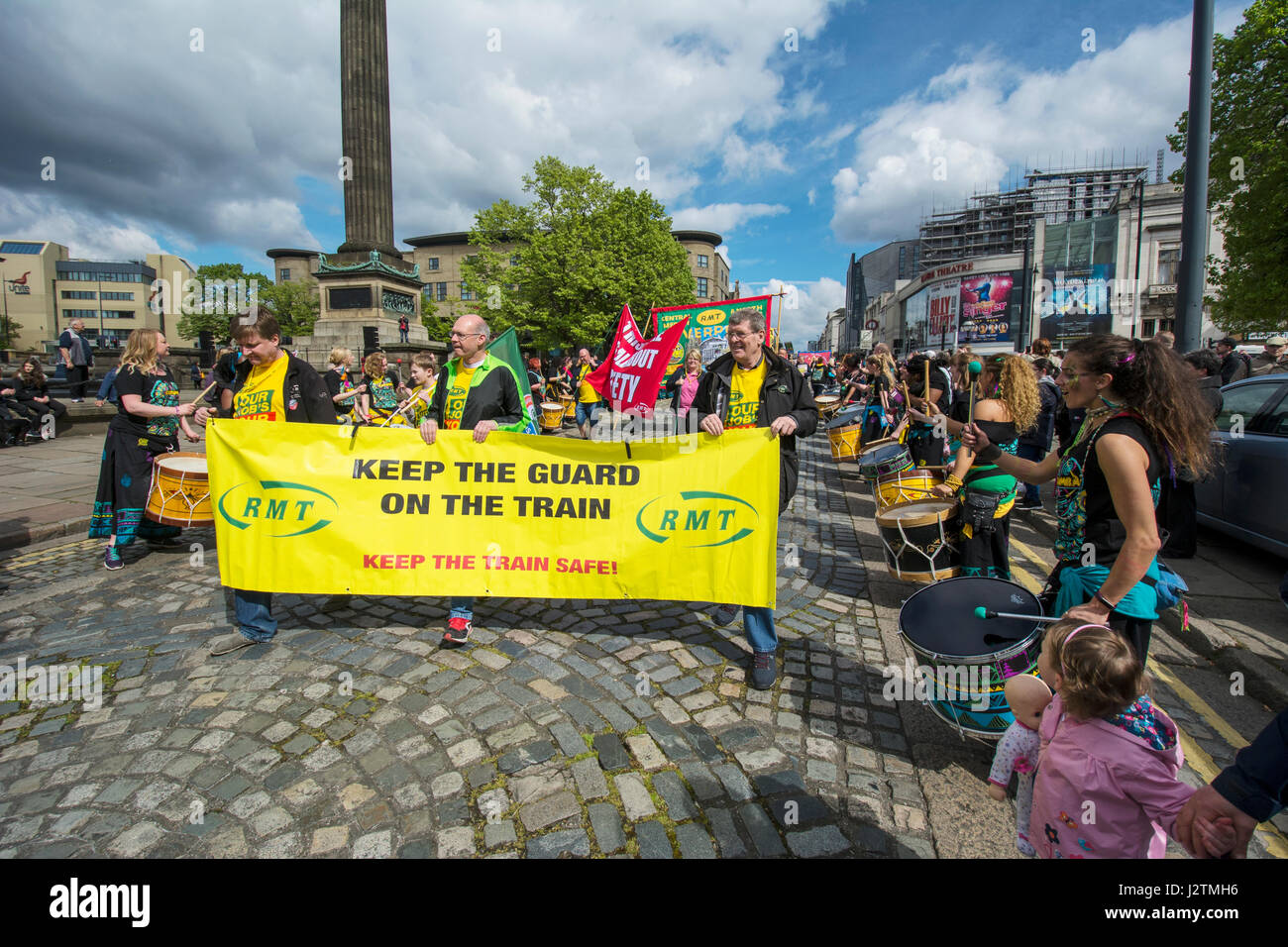 Liverpool (UK), 1st. Mai 2017: Mayday Parade durch die Straßen von Liverpool unter der Leitung von örtlichen Tanzgruppe Movema und lokalen Trommel-Band Katumba. Bildnachweis: Dave Ellison/Alamy Live-Nachrichten Stockfoto