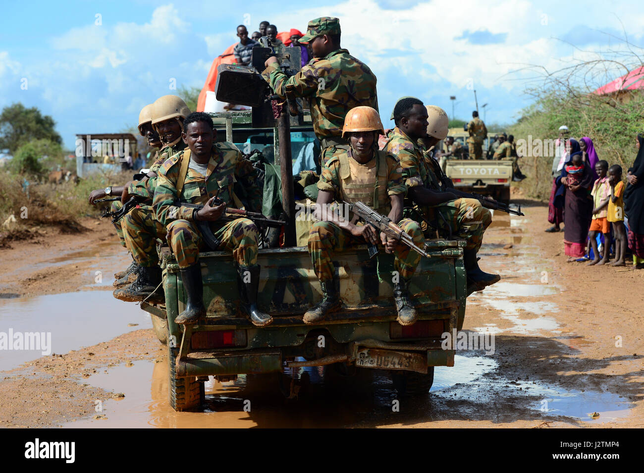 Baidoa, Somalia. 1. Mai 2017. Afrikanischen Union (AU) Soldaten bewachen den Besuch von Außenminister Gabriel im Flüchtlingslager Hilac in Baidoa, Somalia, 1. Mai 2017. Flüchtlinge hier suchen Schutz vor der Dürre und der Al-Shabaab-Miliz. Foto: Maurizio Gambarini/Dpa/Alamy Live News Stockfoto