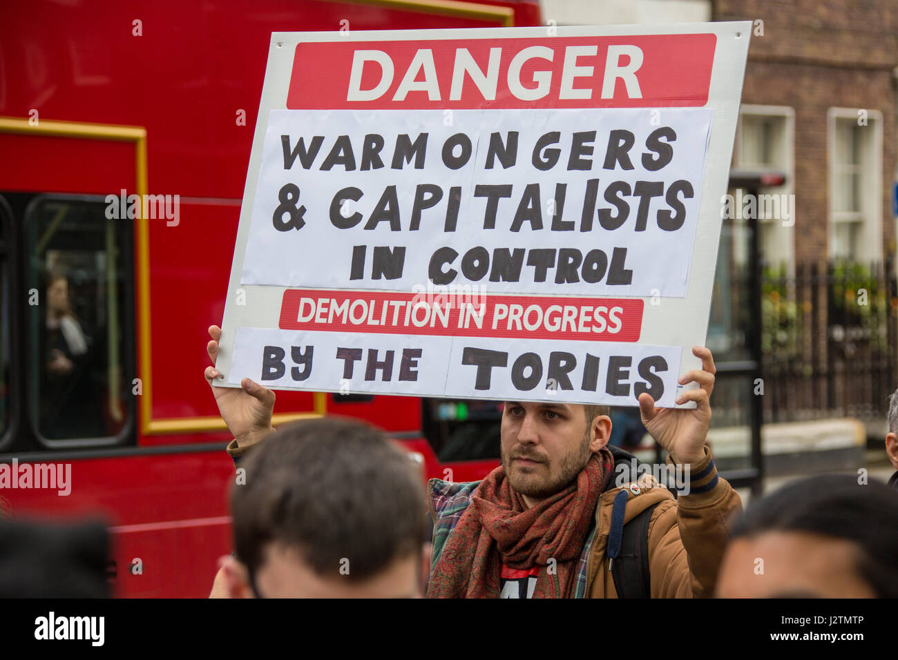 1 Mai 2017. Ein Anti-Tory-Plakat auf die traditionellen Maifeiertag Arbeiter März von Clerkenwell Green zum Trafalgar Square, wo eine Kundgebung auf den Kampf gegen Sparkurs, Kürzungen und die Regierungen Anti-EU Handelsgesetze konzentriert. David Rowe/Alamy Live-Nachrichten Stockfoto