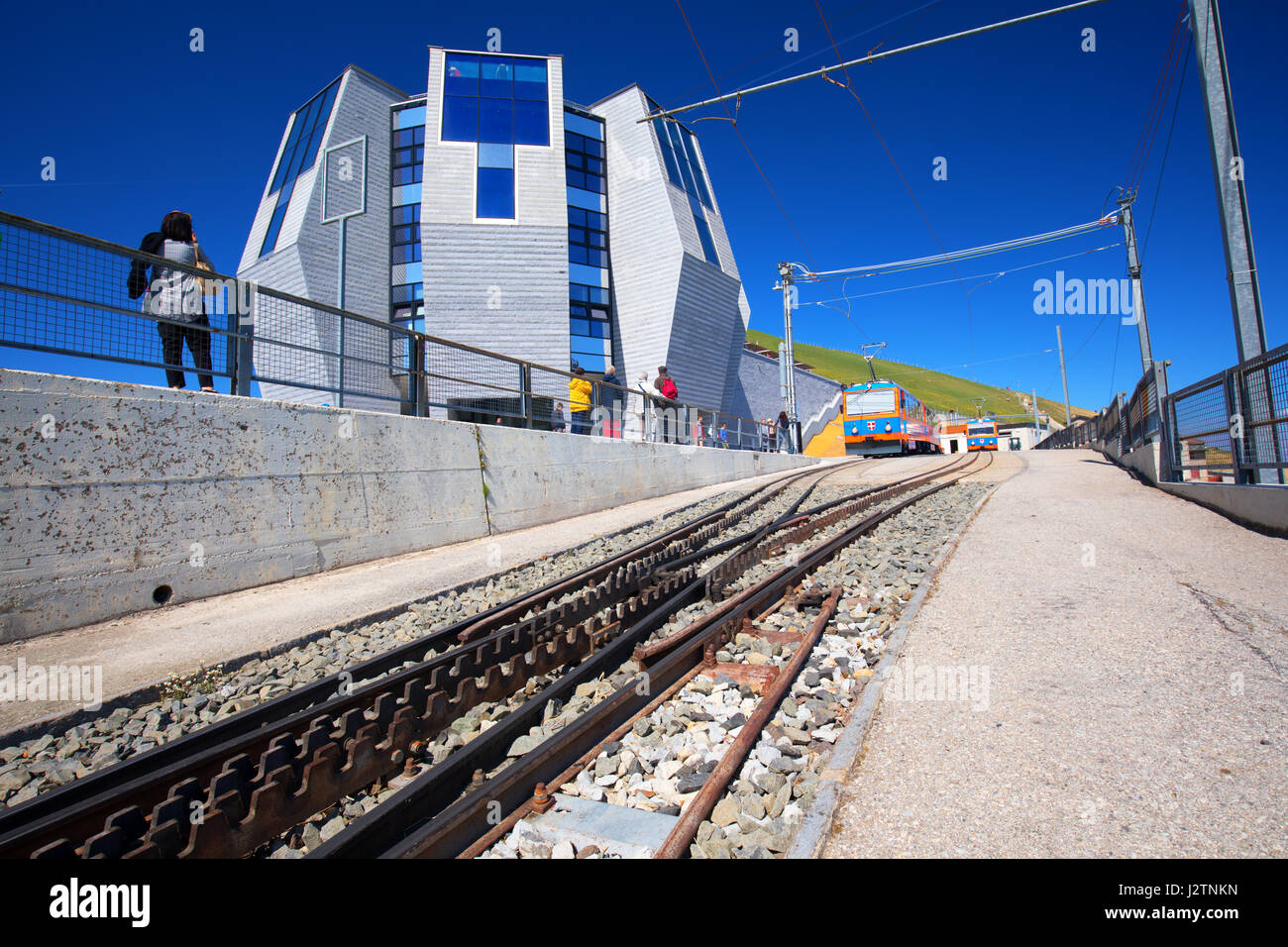 MONTE GENEROSO, Schweiz - April 2017 - Berg-Bahnstrecke mit Panorama-Restaurant im italienischen sprechenden Kanton Tessin, in Süd-Ost-Schweiz Stockfoto