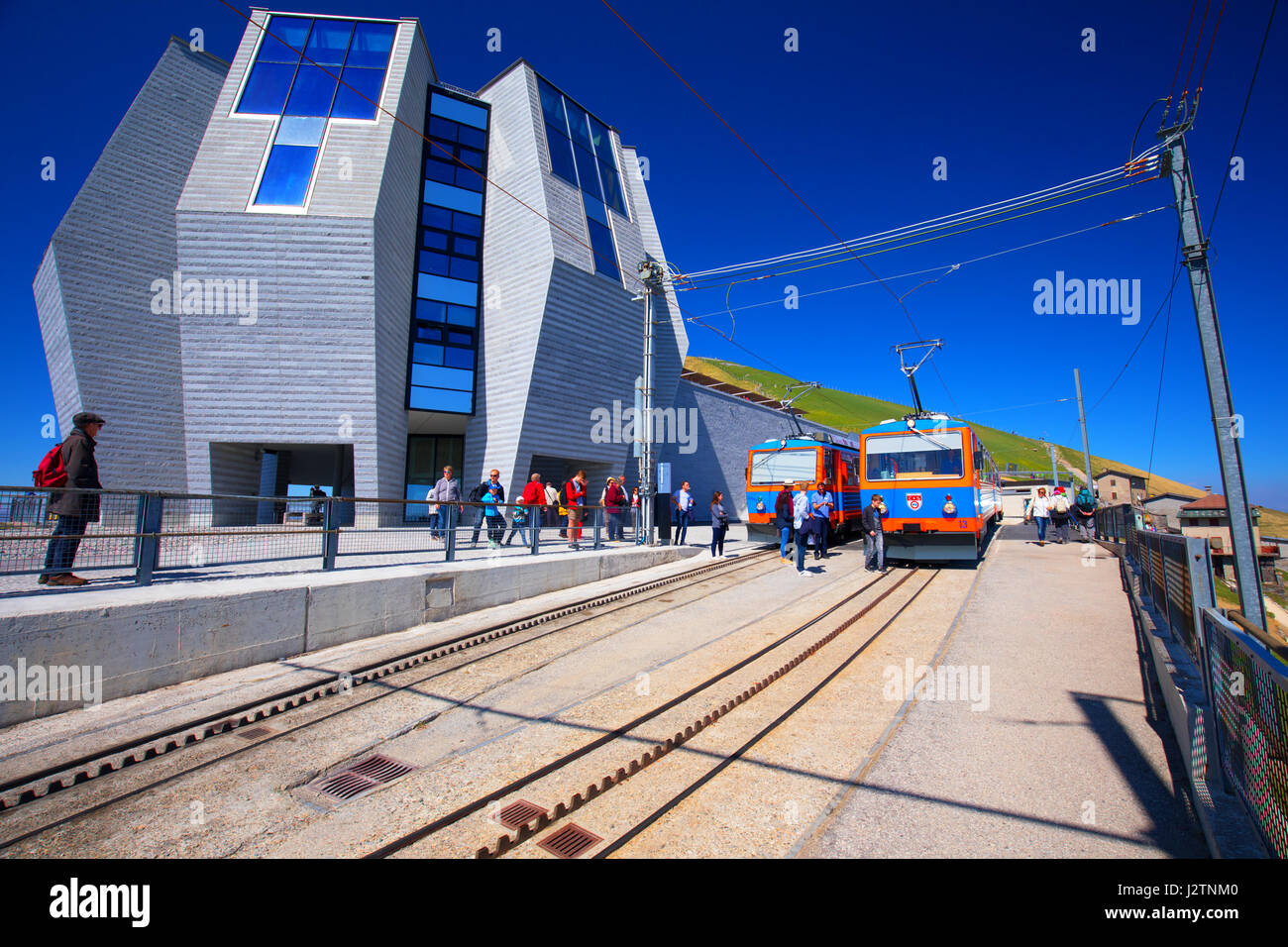 MONTE GENEROSO, Schweiz - April 2017 - Berg-Bahnstrecke mit Panorama-Restaurant im italienischen sprechenden Kanton Tessin, in Süd-Ost-Schweiz Stockfoto