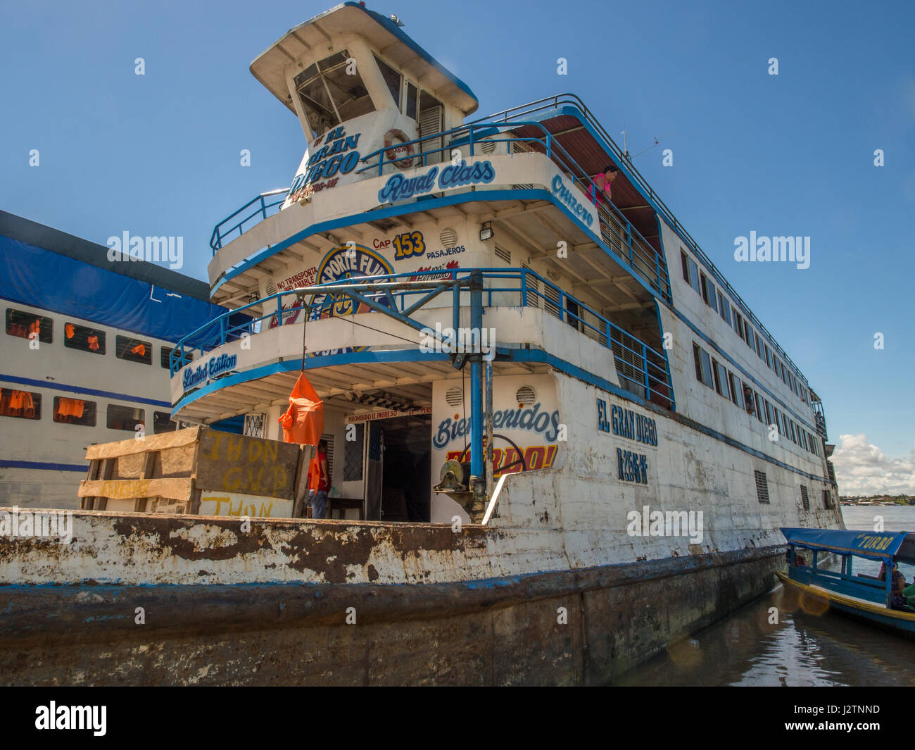 Santa Rosa, Peru - 11. Mai 2016: Ein Passagier-Fähre und Fracht auf dem Amazonas Stockfoto