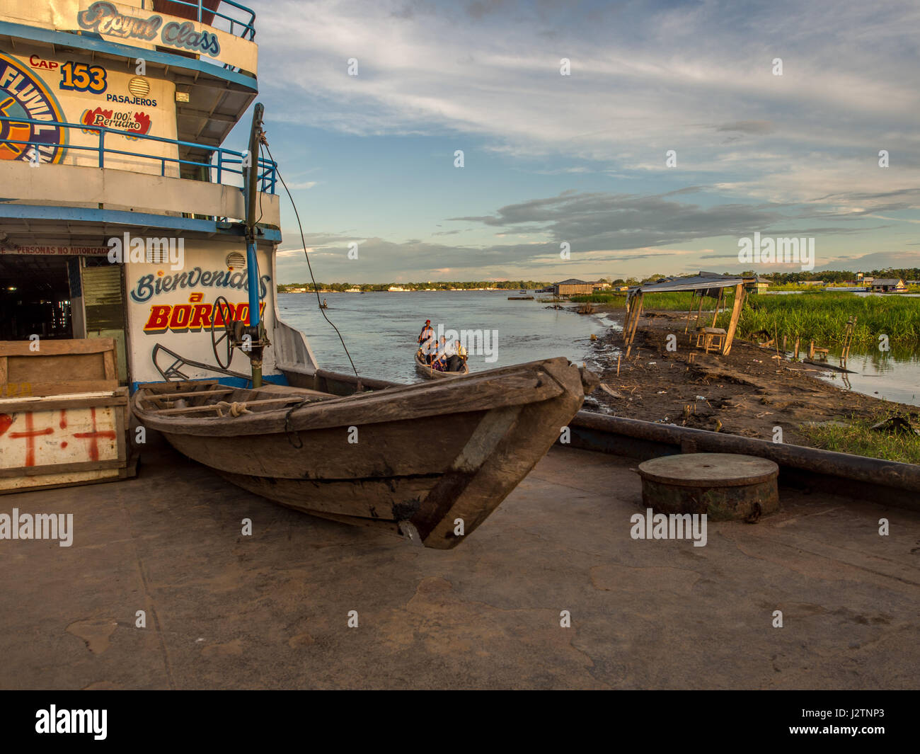 Santa Rosa, Peru - 11. Mai 2016: Ein Passagier-Fähre und Fracht auf dem Amazonas Stockfoto