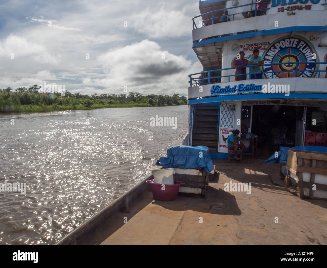 Amazonas, Peru - 12. Mai 2016: Ein Passagier-Fähre und Fracht auf dem Amazonas Stockfoto