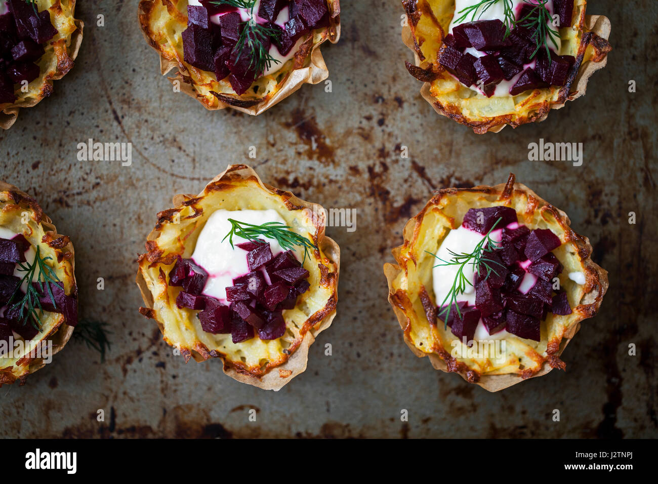 Kartoffel-Rösti mit rote Beete und Meerrettich Stockfotografie - Alamy