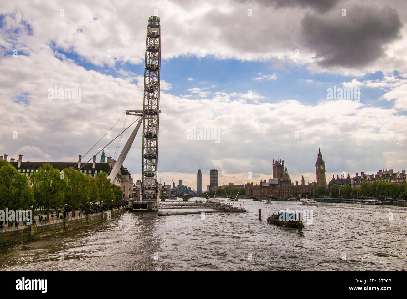 Riesenrad London Eye mit Big Ben im Hintergrund (rechts), London Stockfoto