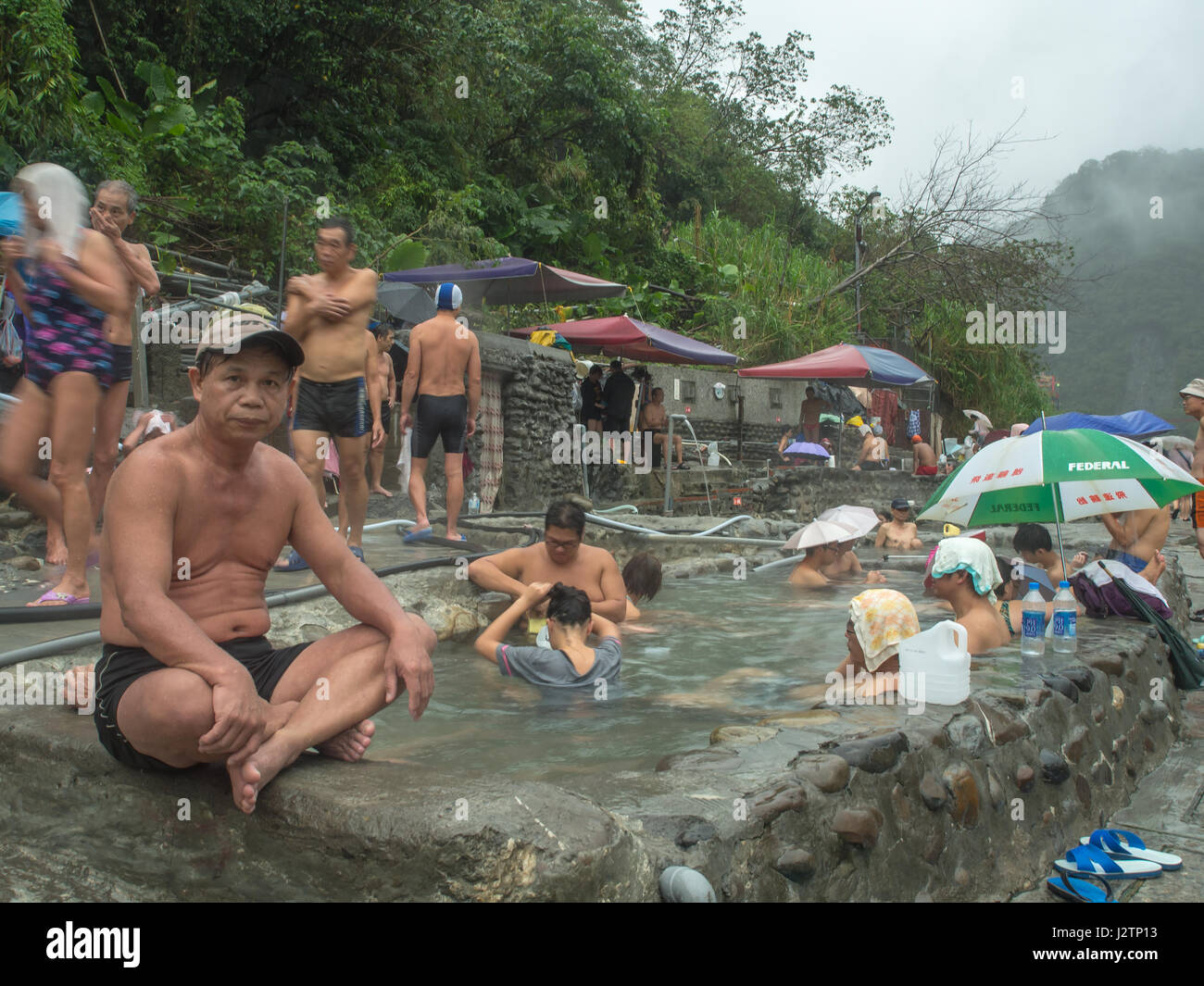 Wulai, Taiwan - 9. Oktober 2016: Öffentliche Schwimmbäder mit Wasser aus heißen Quellen Stockfoto