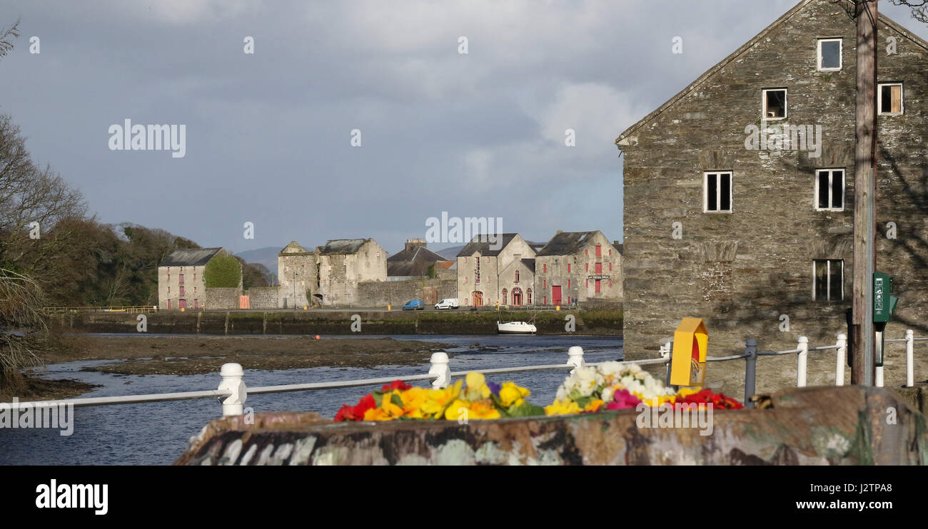 Riverside walk auf dem River Lennon in Ramelton, County Donegal, Irland, mit alten Lager befinden im Hintergrund. Stockfoto