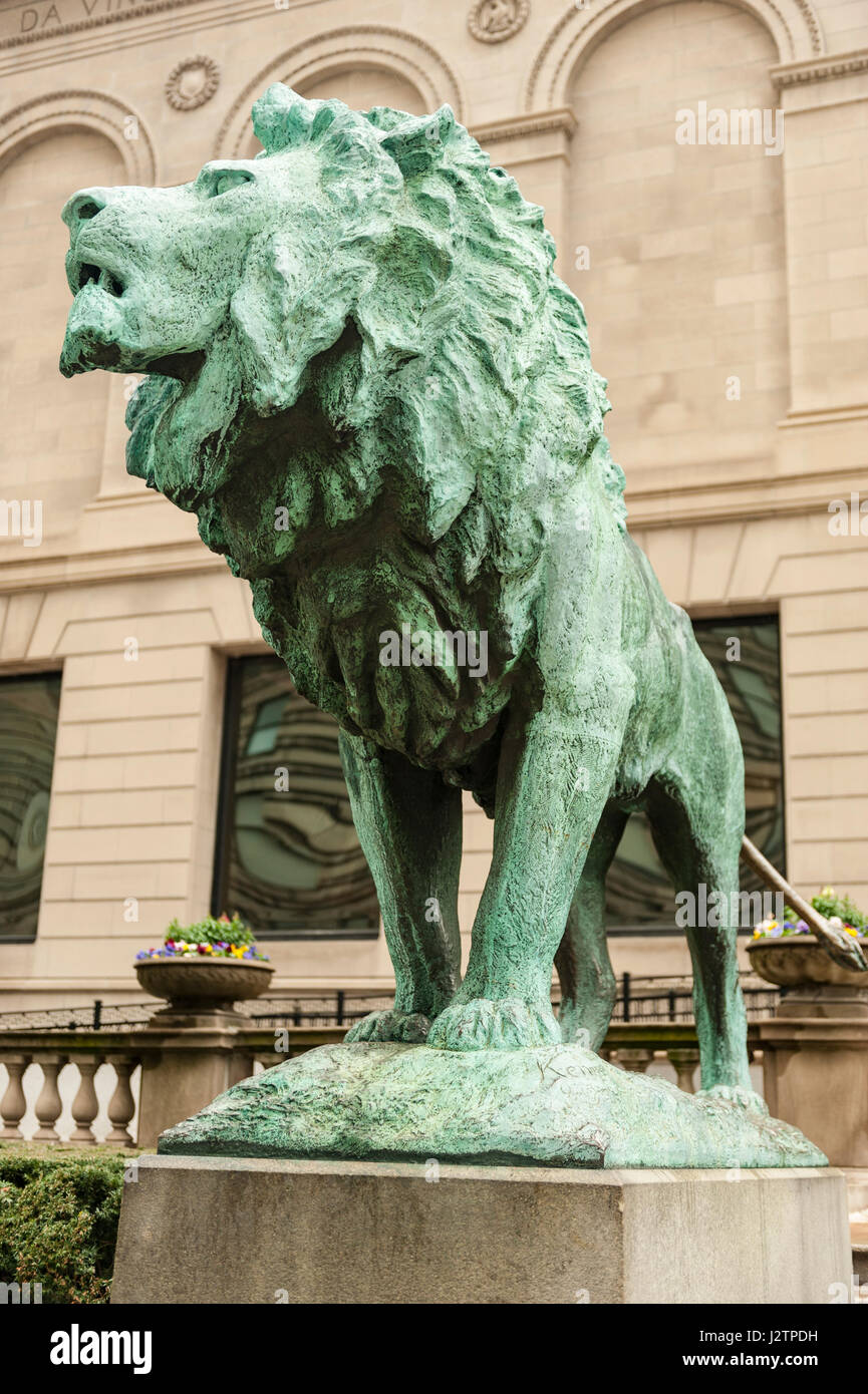 Art Institute of Chicago Museum, Norden Lion Bronze Statue, auf der Pirsch, von Edward Kemeys, Eingang des Museums, Chicago, Illinois, USA. Stockfoto