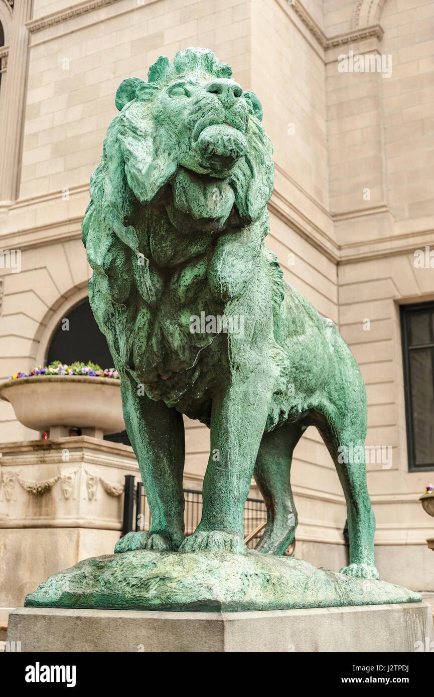 Art Institute of Chicago Museum, South Löwenstatue Bronze, steht in einer Haltung des Trotzes von Edward Kemeys, Chicago, Illinois, USA. Stockfoto