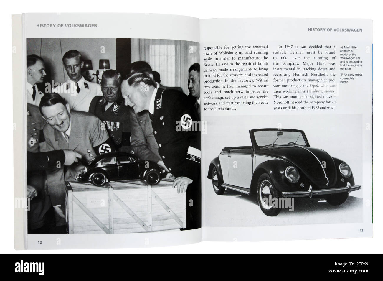 Eine Seite in einem Buch über den VW Camper, zeigt eine lachende Adolf Hitler bewundern, ein Modell der neuen Volksrepublik Autos (Volkswagen), jetzt bekannt als der Käfer Stockfoto