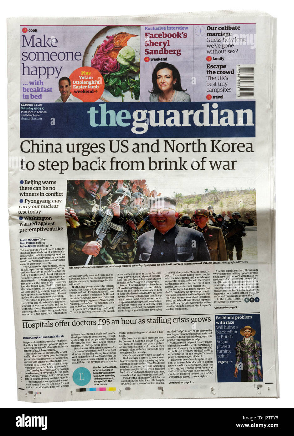 Der Guardian-Schlagzeile vom 15. April 2017 sagen die China fordert die USA und Nordkorea zu beruhigen Stockfoto