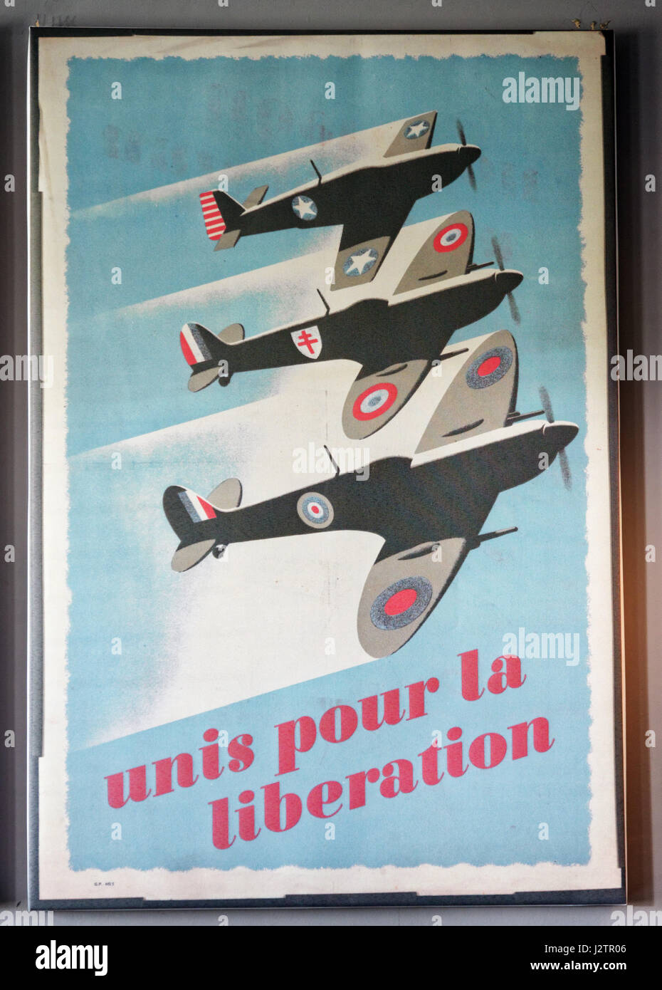Unis Pour la Liberation: einen zweiten Weltkrieg Propagandaplakat zeigt eine RAF, eine amerikanische Luftwaffe und eine kostenlose Französisch Spitfire in Bildung. Stockfoto