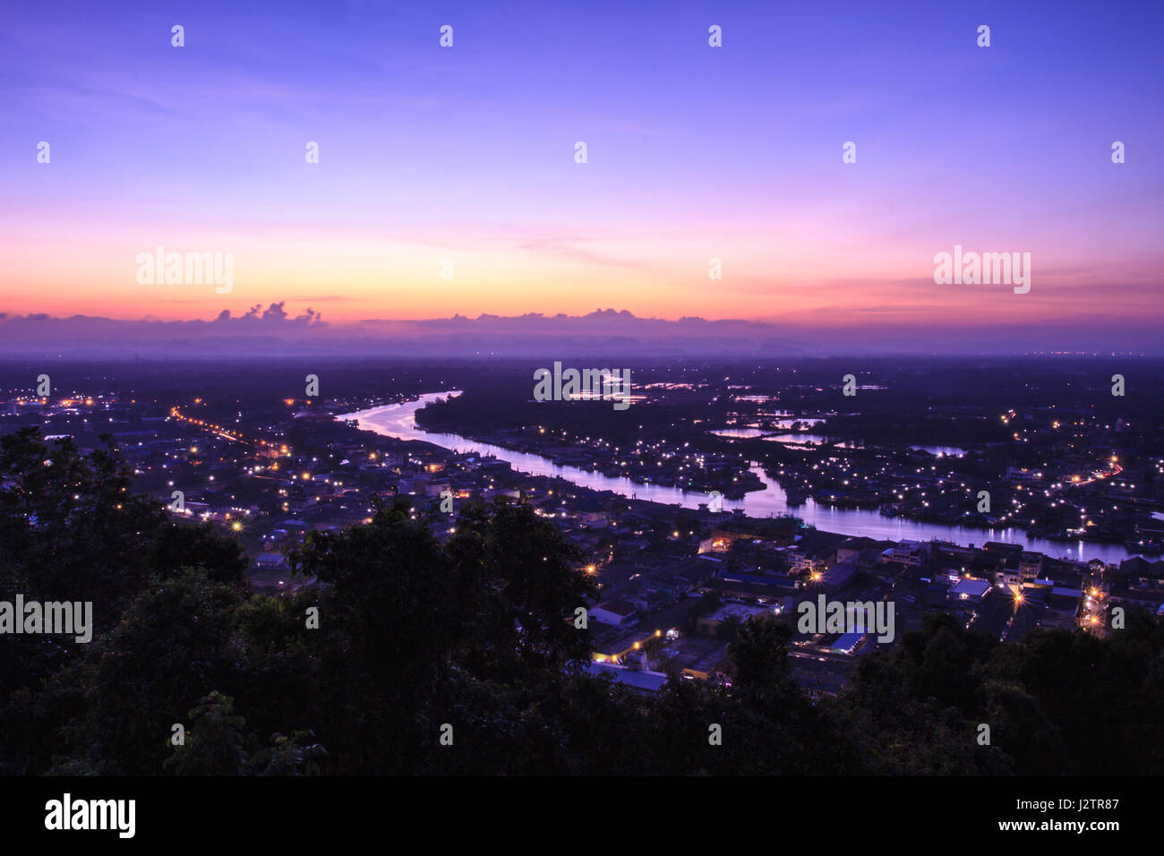 Schöne Fischerdörfer in der Nähe von Berg und Sonnenuntergang Stockfoto