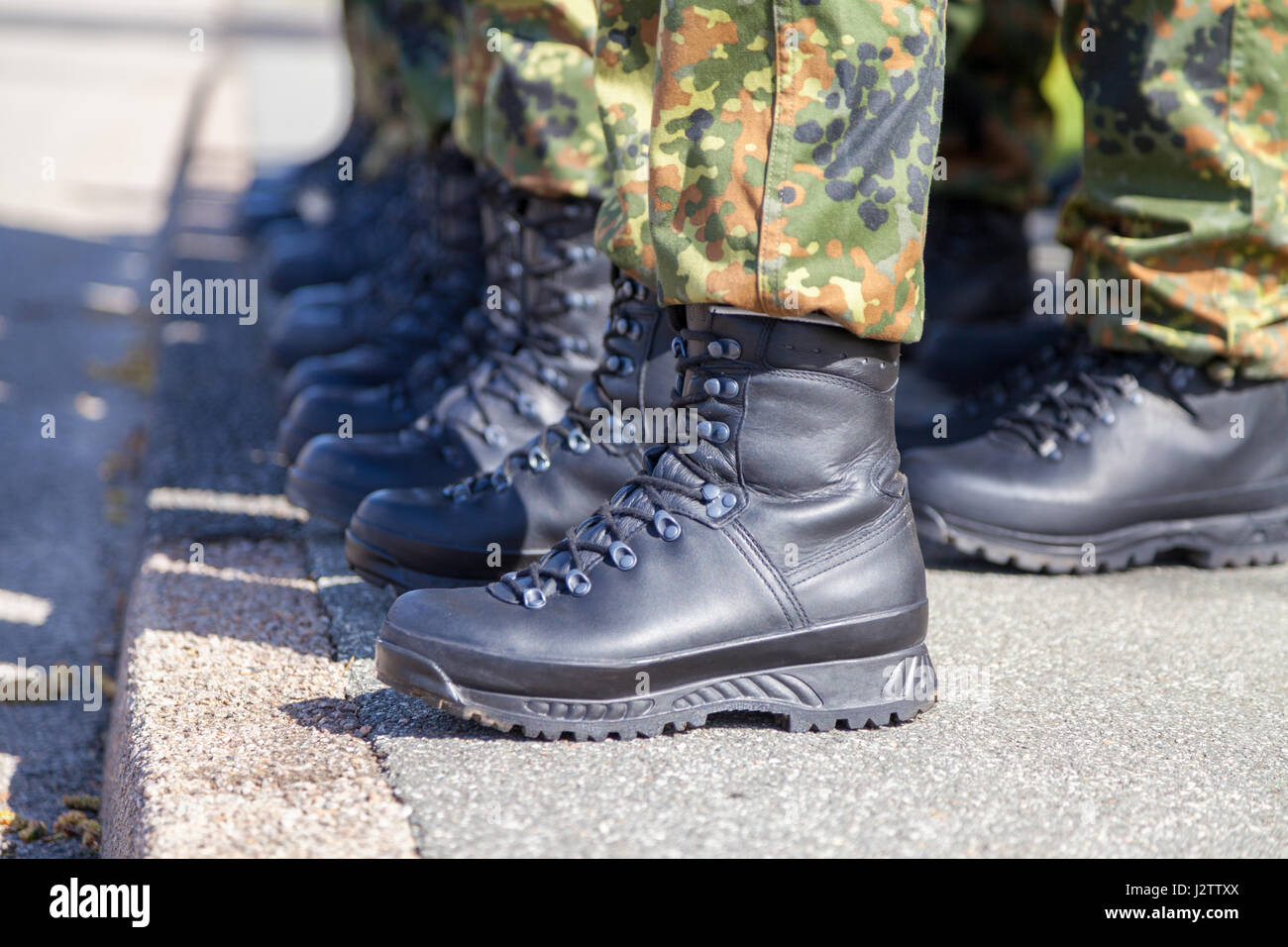 Bundeswehr Schuhe in einer Linie Stockfotografie - Alamy