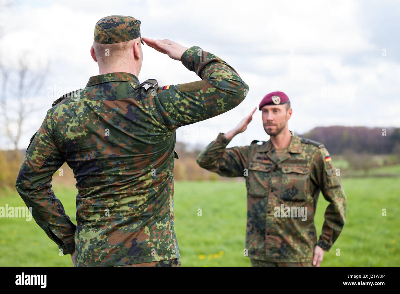 zwei deutsche Soldaten grüßen einander Stockfoto, Bild: 139458726 - Alamy